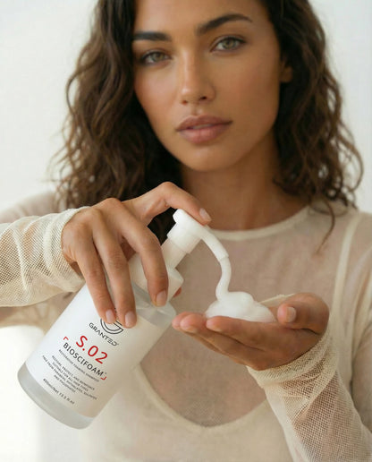 Cutout product image of GRANTED S.01 BIOSCIFOAM revitalizing foaming shampoo, 400ml, for hair loss and oily scalp.